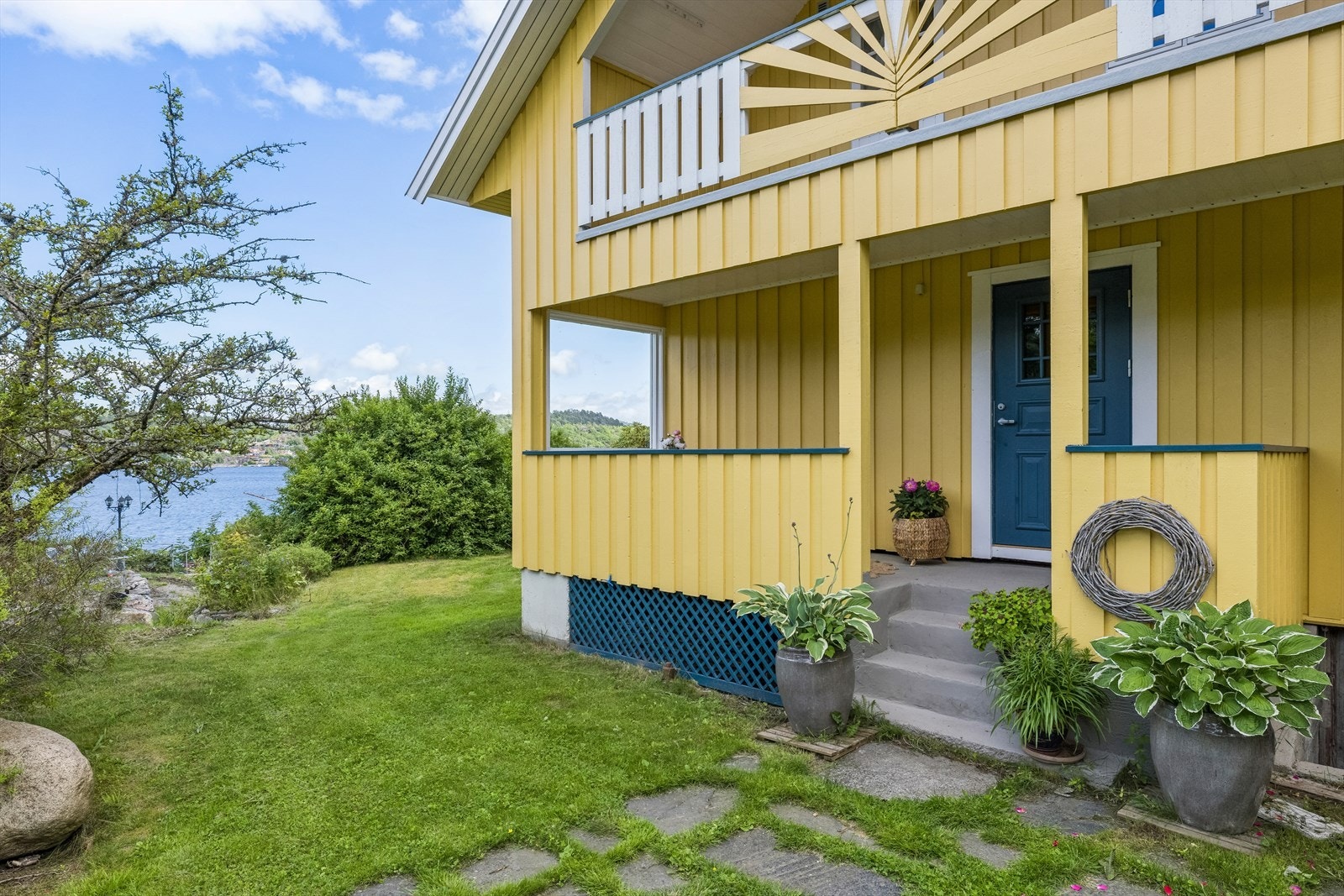 Det er veranda med utgang fra det ene soverommet i loftsetasjen Galleribilde