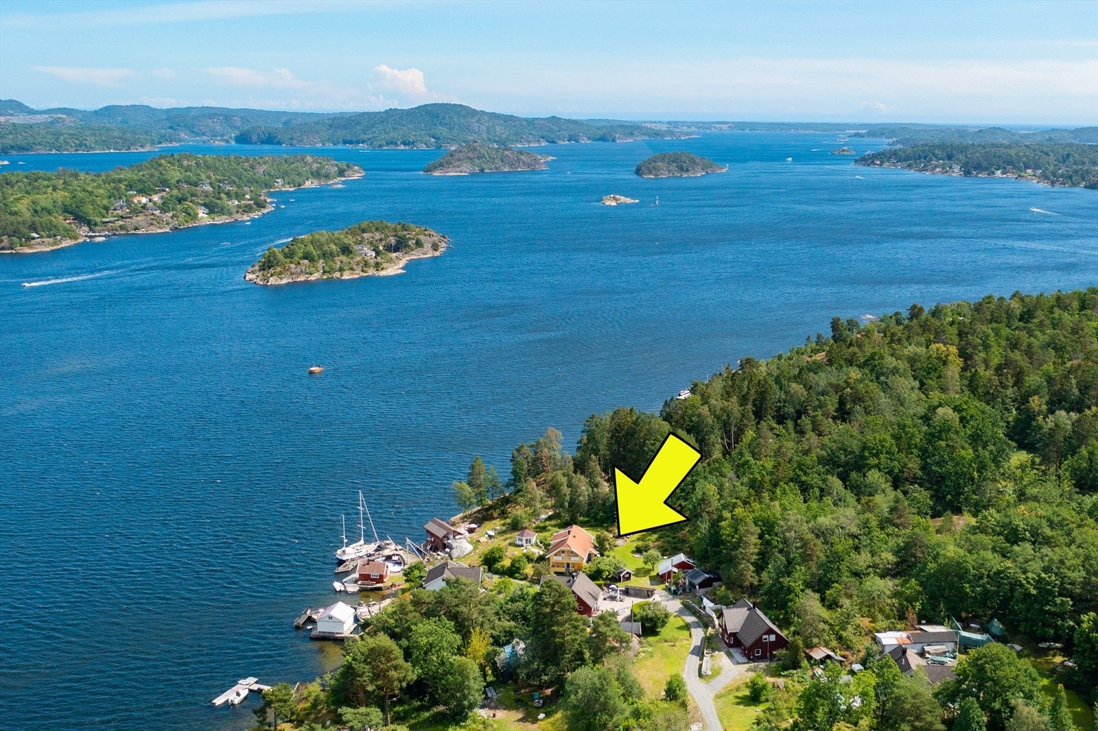 Fra boligen er det korte avstander sjøveien til f.eks. Langesund, Helgeroa eller Brevik Galleribilde