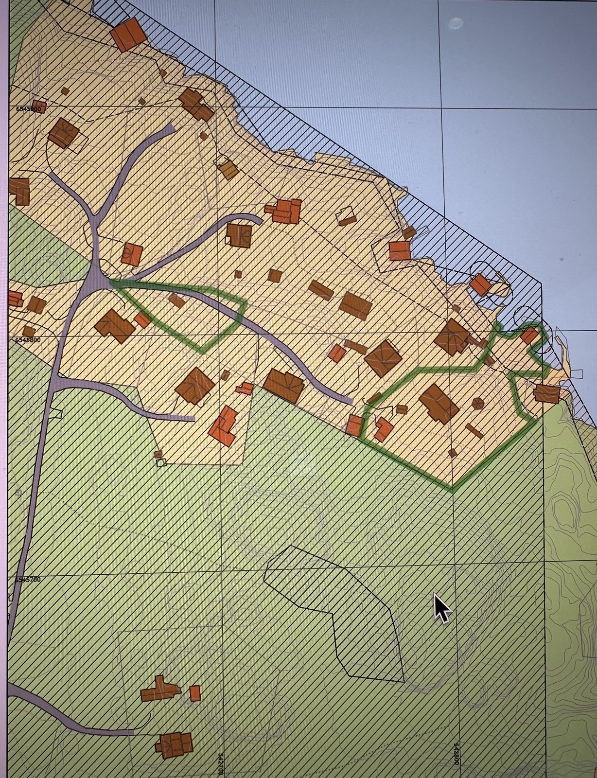 Eiendommen består av 2 parseller - se grønn markering rundt eiendommene Galleribilde