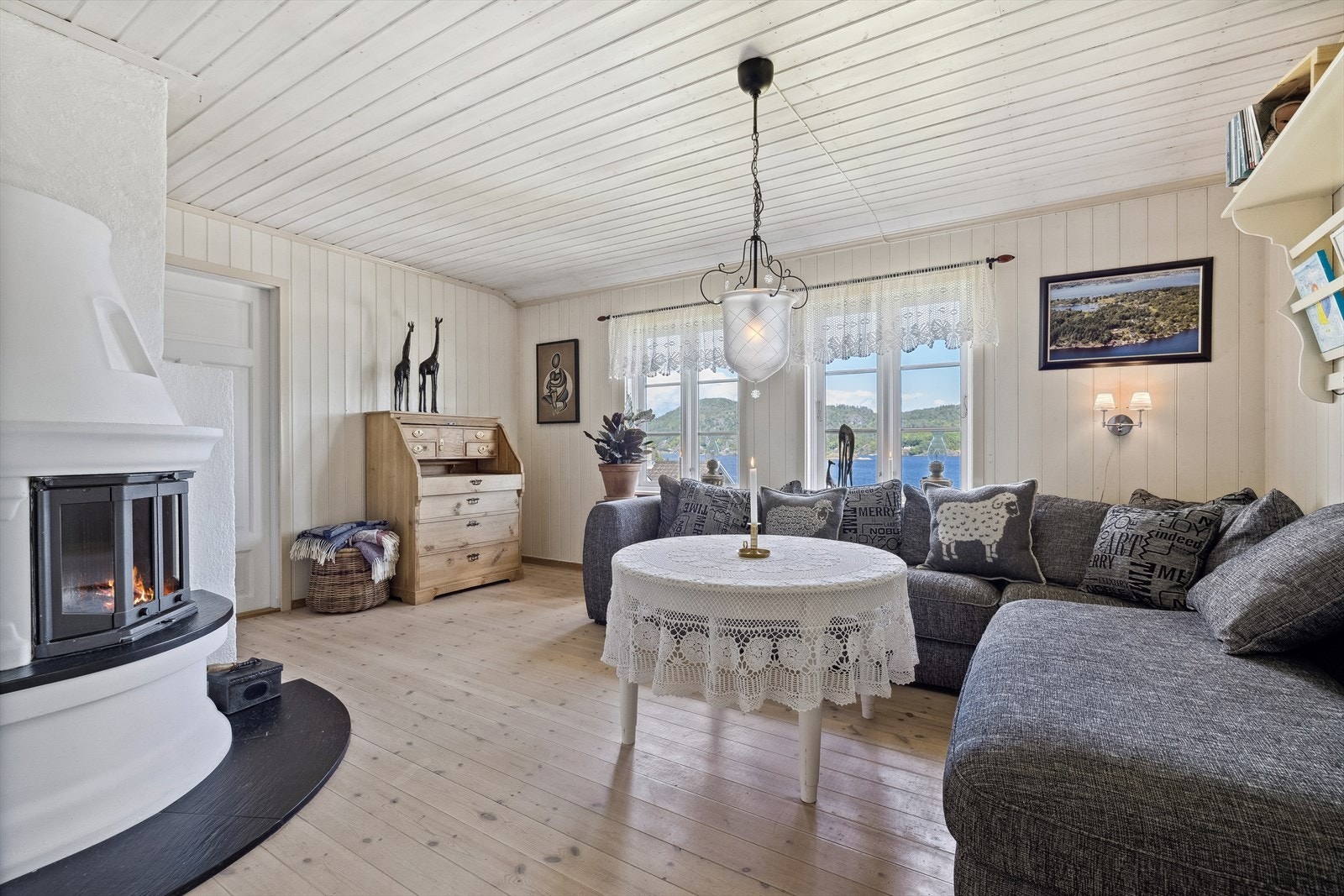 Tv-stue i 2. etasje/loftsetasje. Sofaen kan medfølge dersom dette er ønskelig. Galleribilde