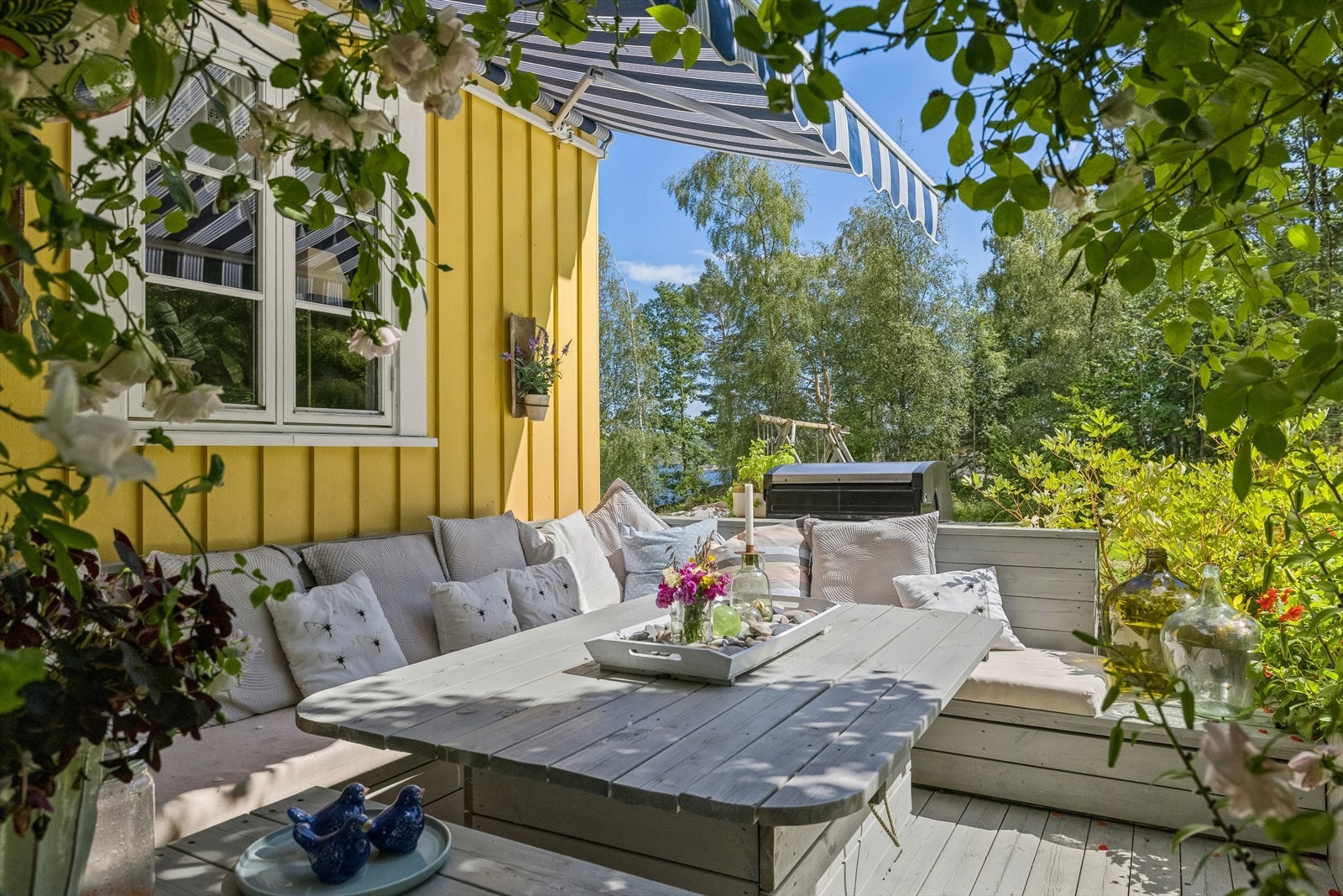 Praktisk med markise som går over dette vakre uterommet - treplatting på gulvet Galleribilde