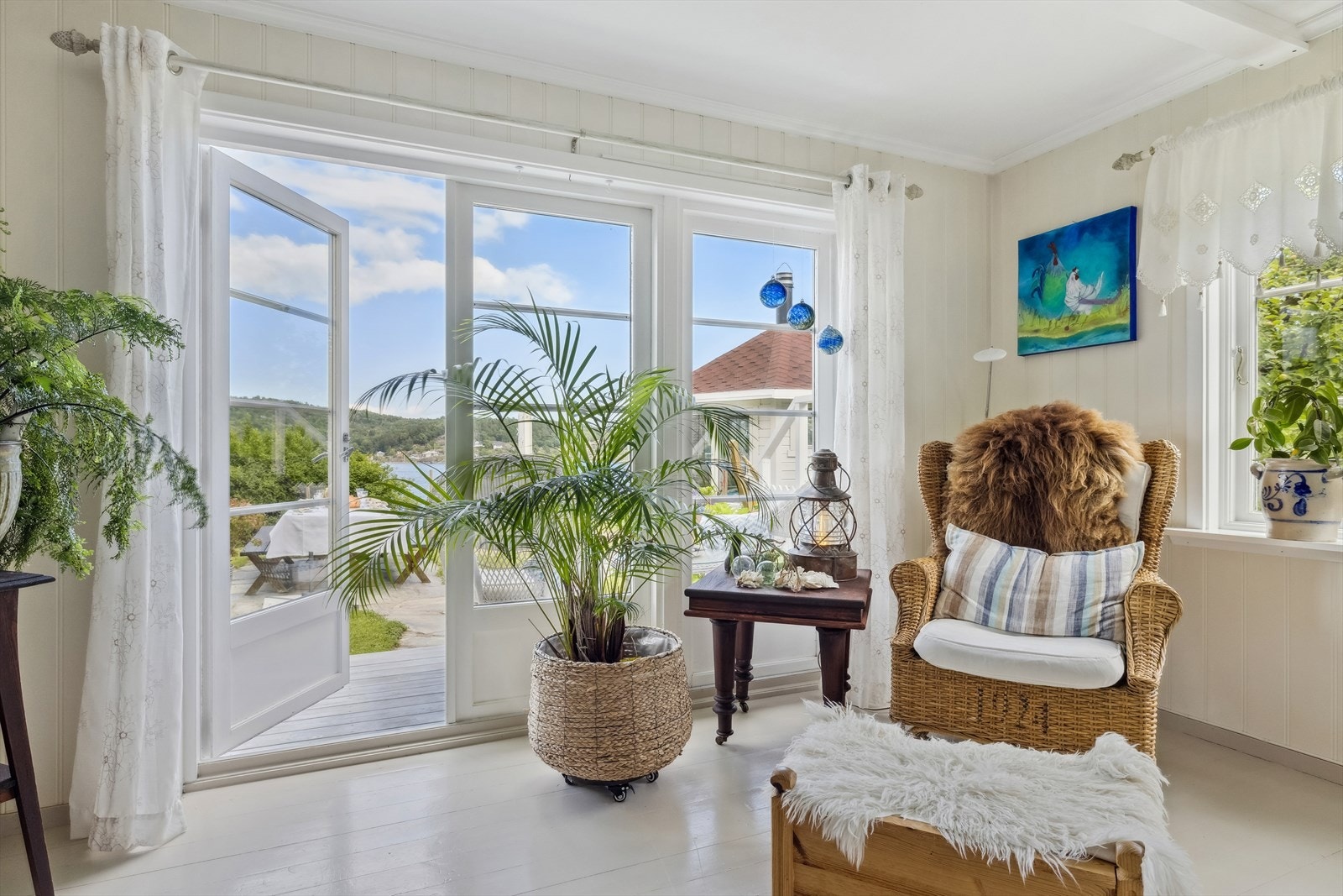 Stue med utgang til hage og med sjøutsikt Galleribilde