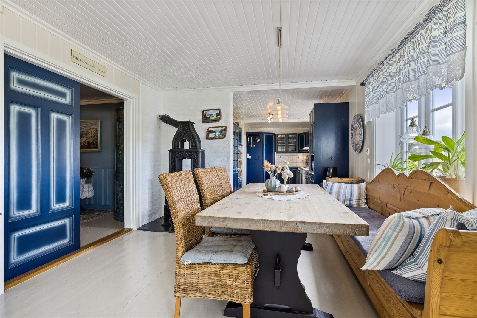 Spisestue - det er åpen kjøkken og stueløsning Galleribilde