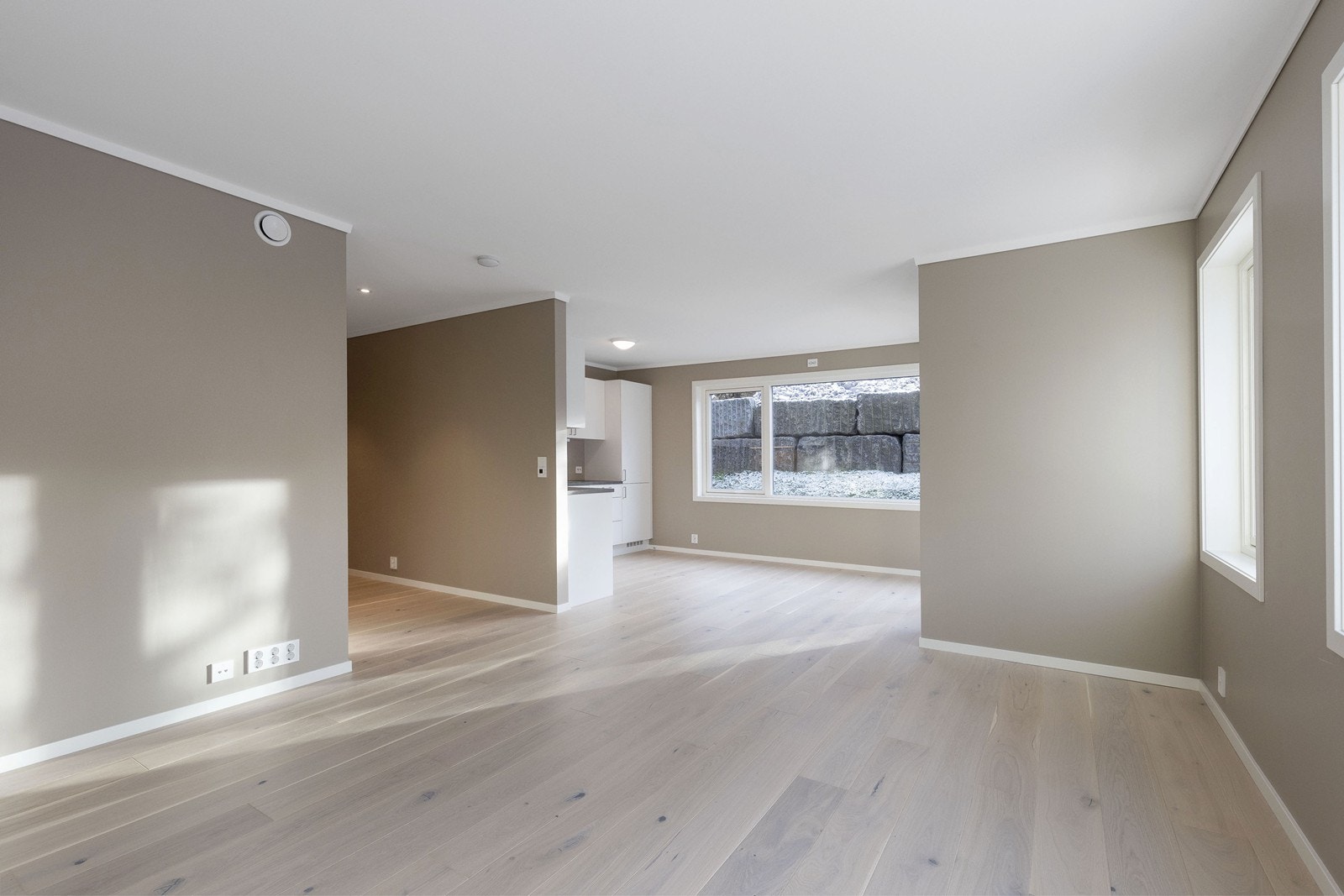 Det er åpen stue- og kjøkkenløsning. Galleribilde