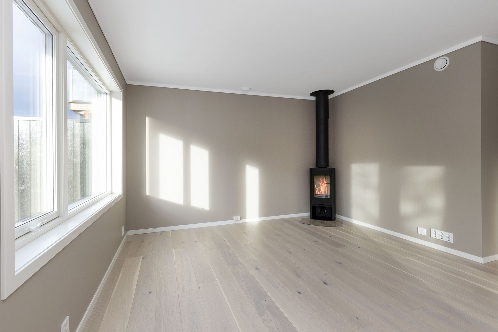 I tillegg er det satt inn deilig peisovn for ekstra oppvarmingskilde. Galleribilde