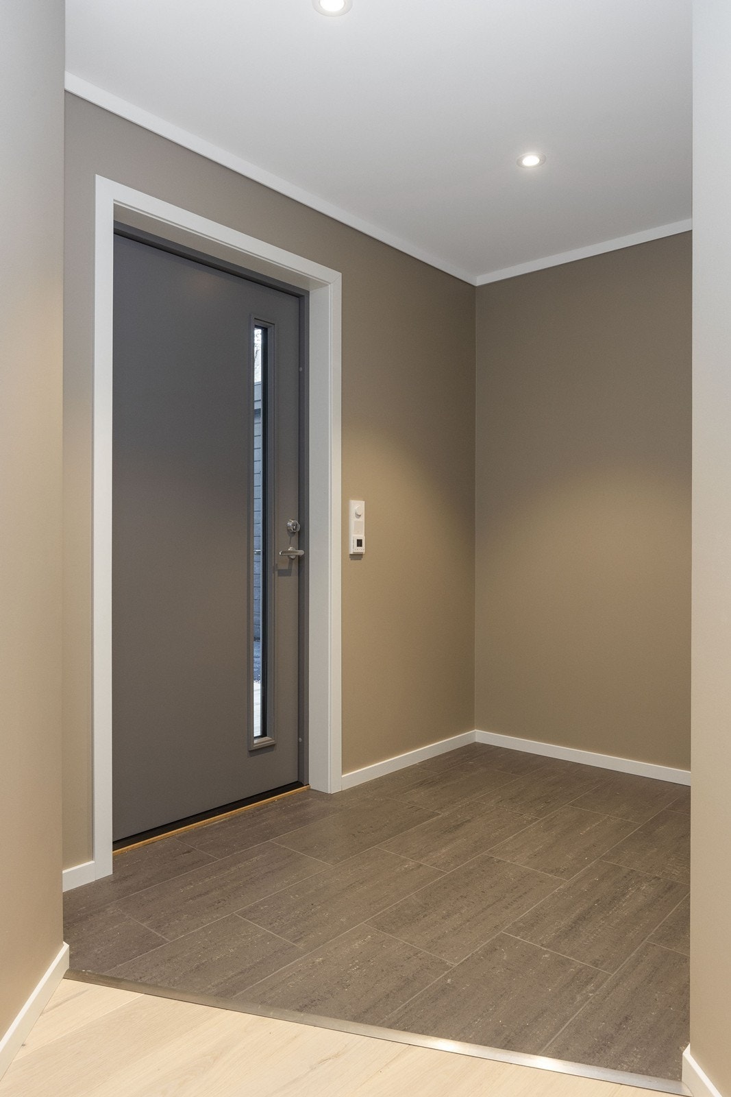 Gang med flisbelagt gulv og plass til innsetting av garderobeskap om ønskelig. Galleribilde