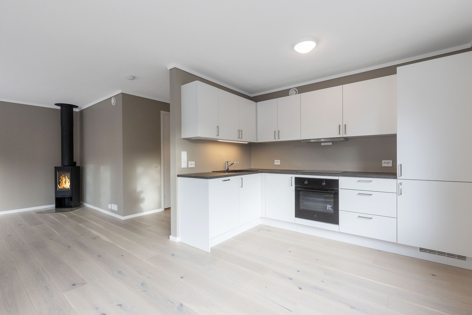 Lyst Marbodal kjøkkeninnredning er satt inn med integrerte Bosch hvitevarer. Galleribilde