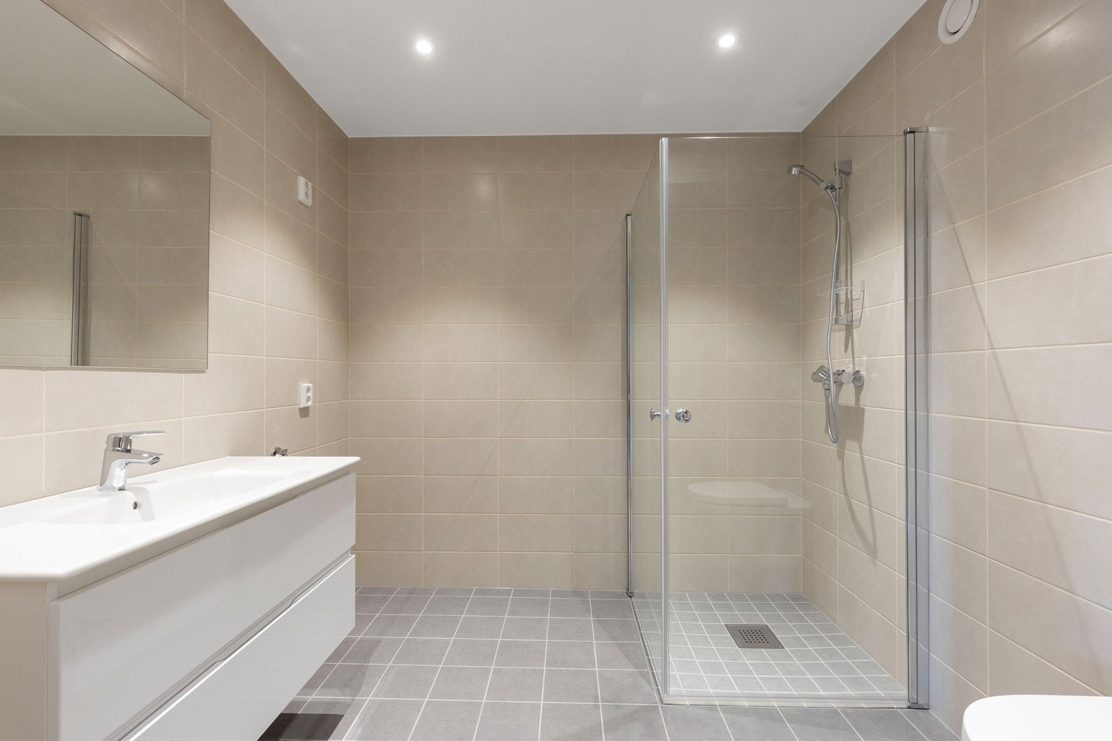 Lunt flisbelagt bad med varmekabler. Galleribilde