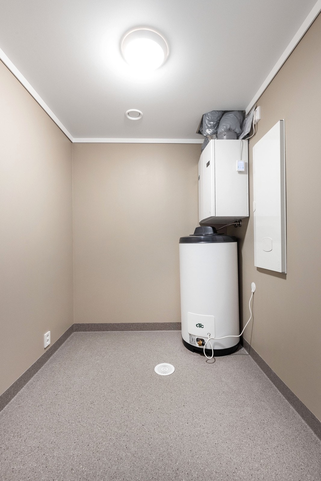 Bod/teknisk rom inneholder vv-tank og balansert ventilasjonssystem med varmegjenvinning. Galleribilde