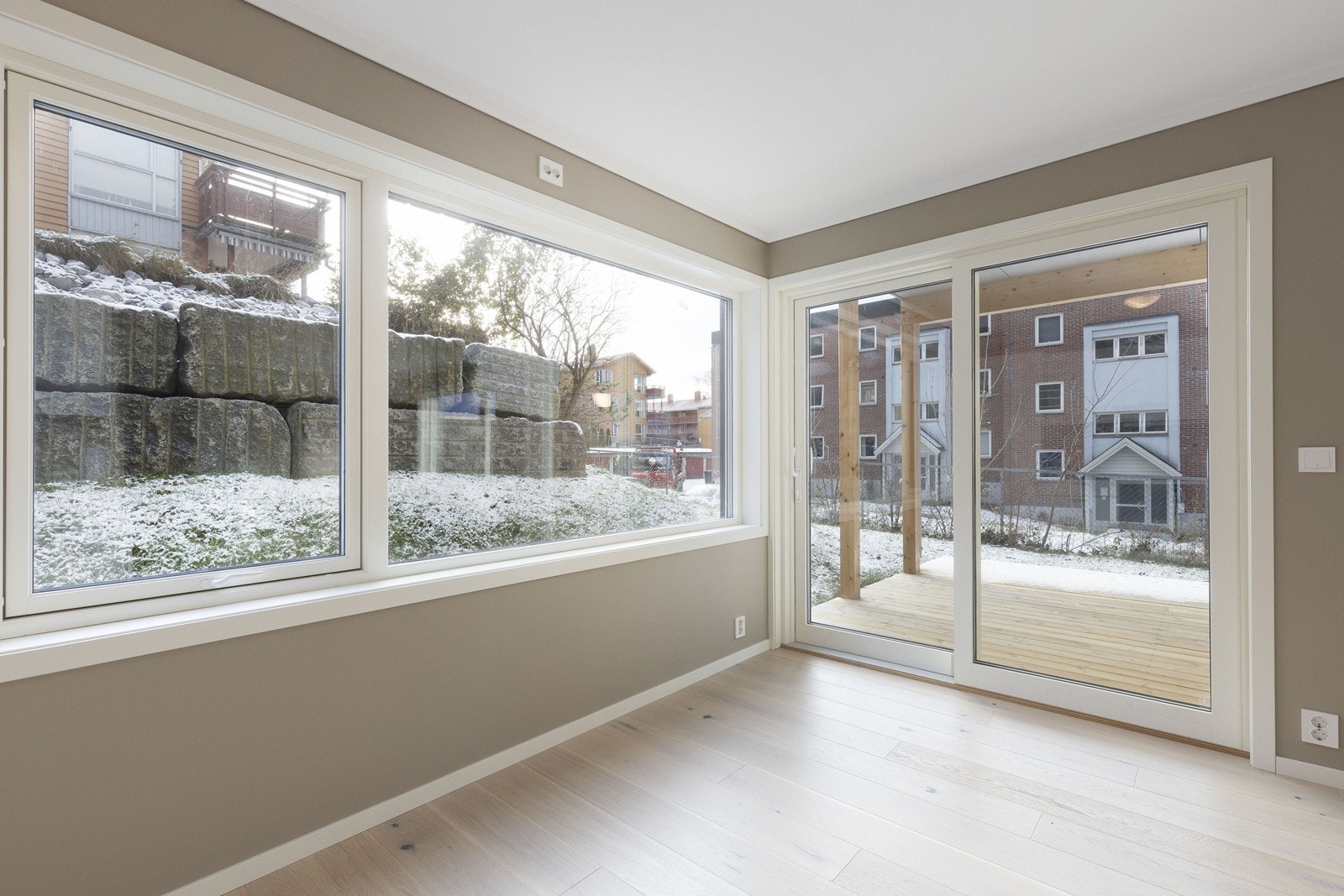 Rommene har store og luftige vinduer som også gir godt med lysinnslipp. Galleribilde