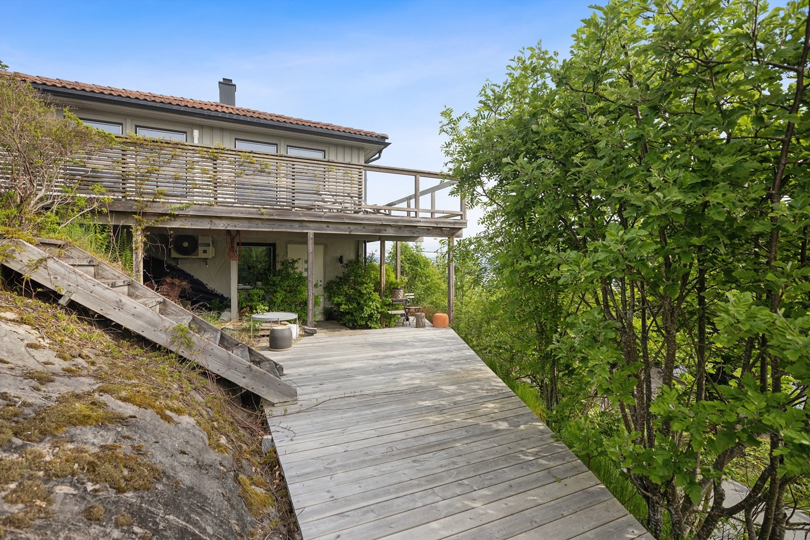 Fra terrassen er det direkte adkomst til den deilige hagen. Galleribilde