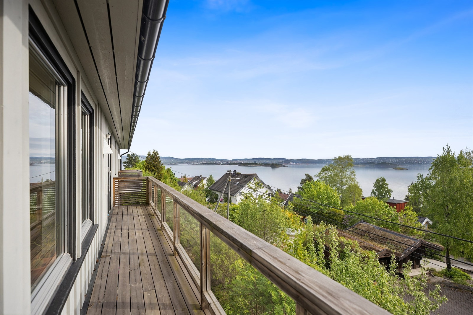 Her er det hyggelig å nyte morgenkaffen. Utsikten og lysene over bl.a Oslo by er vakre på kveldstid. Galleribilde