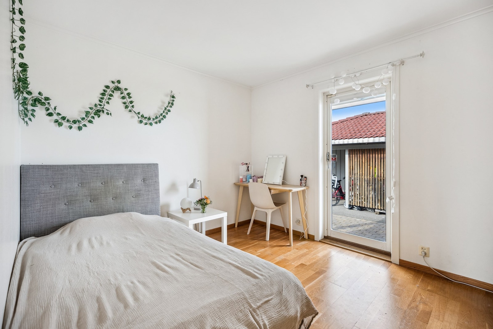 Soverom nr. 2 i 1. etasje har adkomst til en østvendt terrasse på 32 kvm. Galleribilde