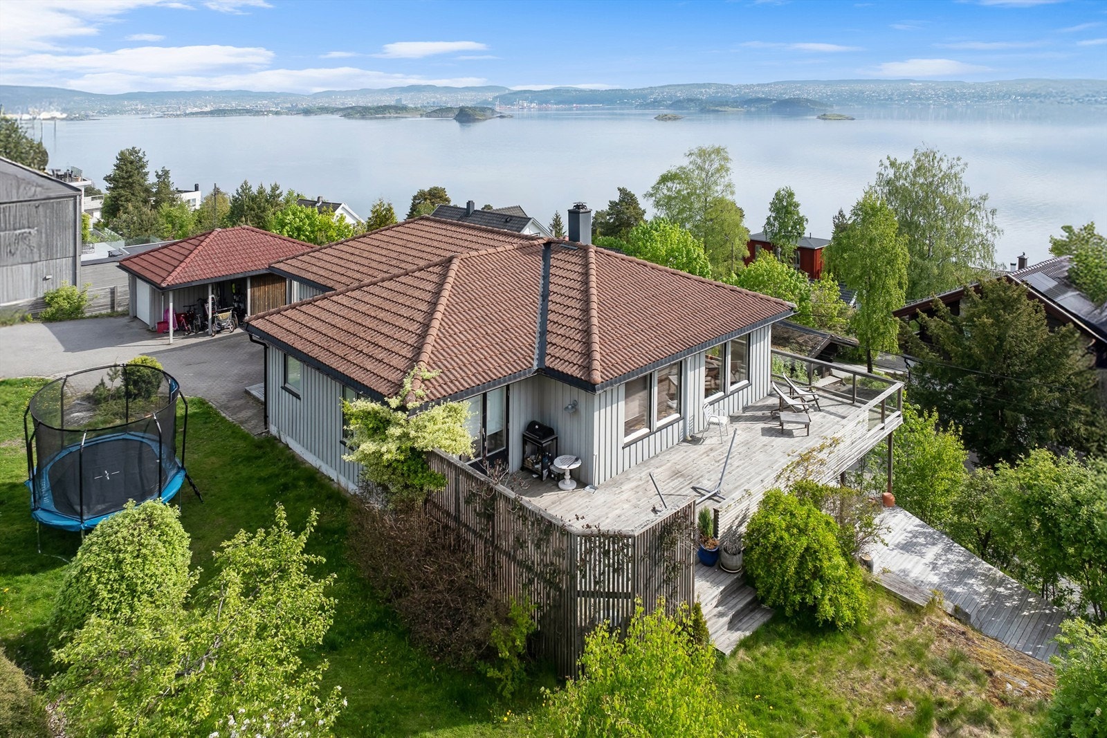 På Hellvik bor man idyllisk og sentralt til, med kort vei til sjøen og Oslo. Galleribilde
