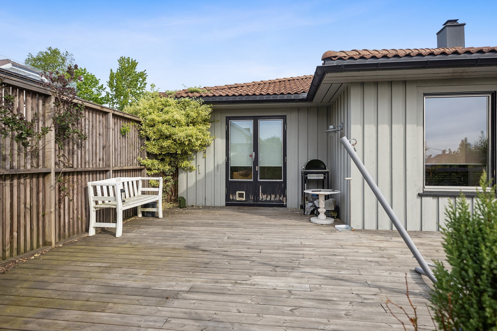 Stor syd-østvendt terrasse med adkomst fra stuen. Her kan du følge sjølivet og nyte solen hele dagen og utover kvelden. Galleribilde