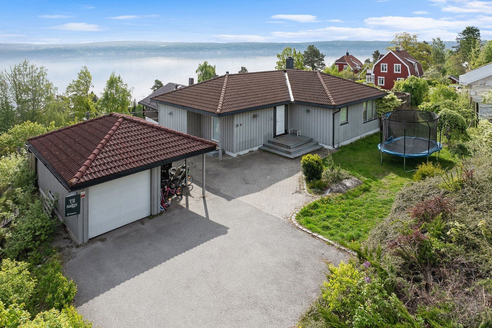 Velkommen til Ringveien 38 -Presentert av eiendomsmegler Anniken Øderud v/ Krogsveen Nesodden. Flott familiebolig som strekker seg over to etasjer og byr på romslige terrasser hvor du kan nyte solrike dager og fantastisk utsikt. 2 hybelleiligheter i u.etg Galleribilde