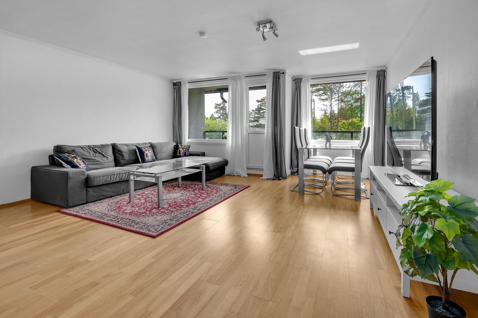 Romslig stue med utgang til balkong Galleribilde