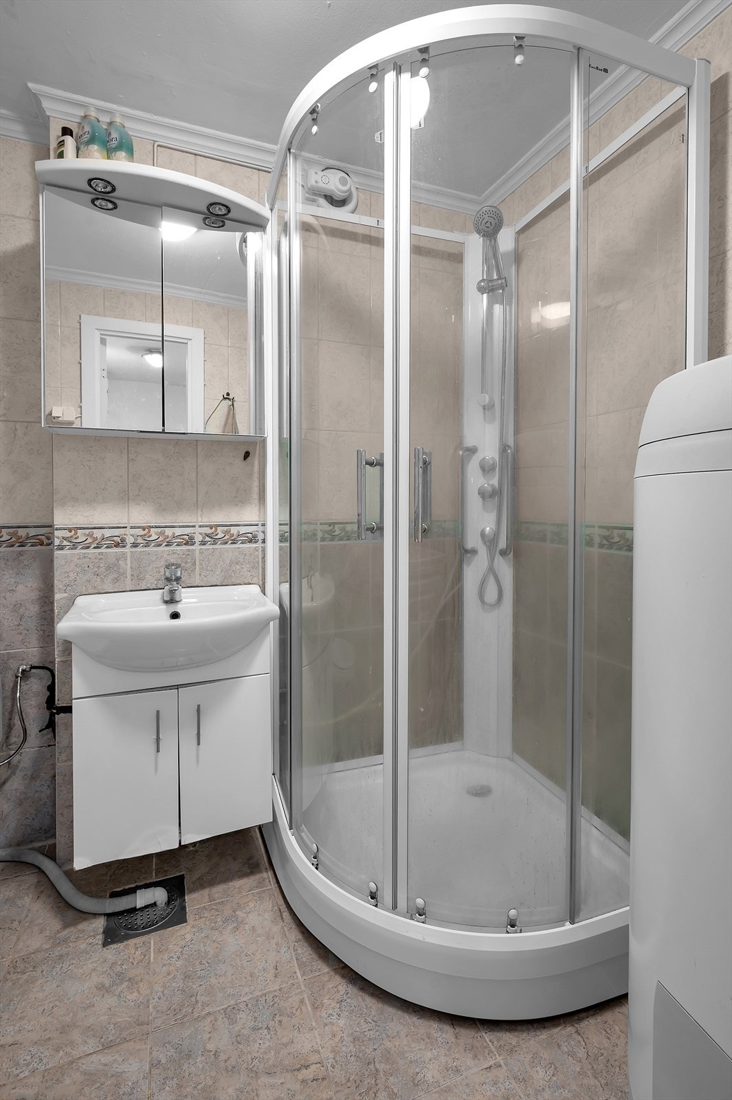 Badet er innredet med toalett, dusjkabinett, vask, opplegg Galleribilde