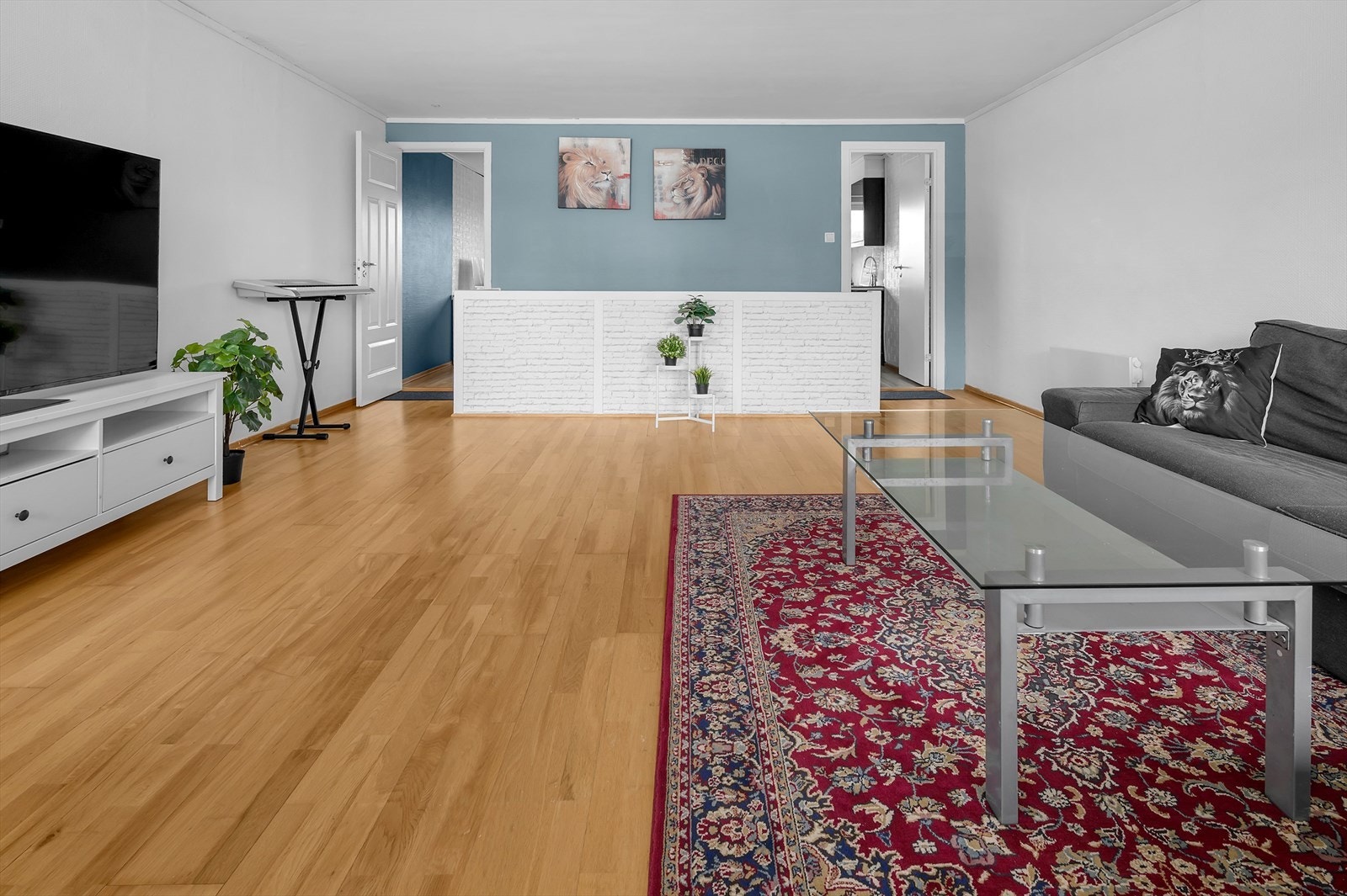 God plass til sofa og tilhørende møblement Galleribilde