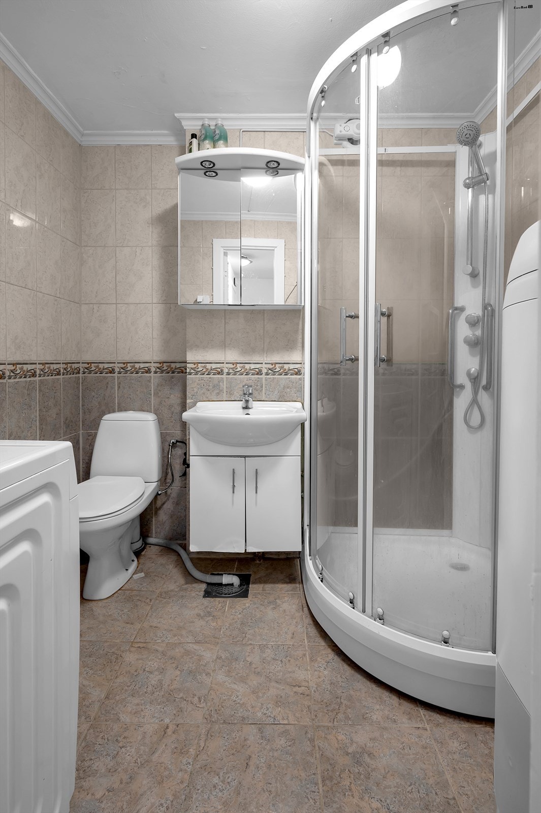 Eldre bad/vaskerom med fliser på gulv og vegger Galleribilde