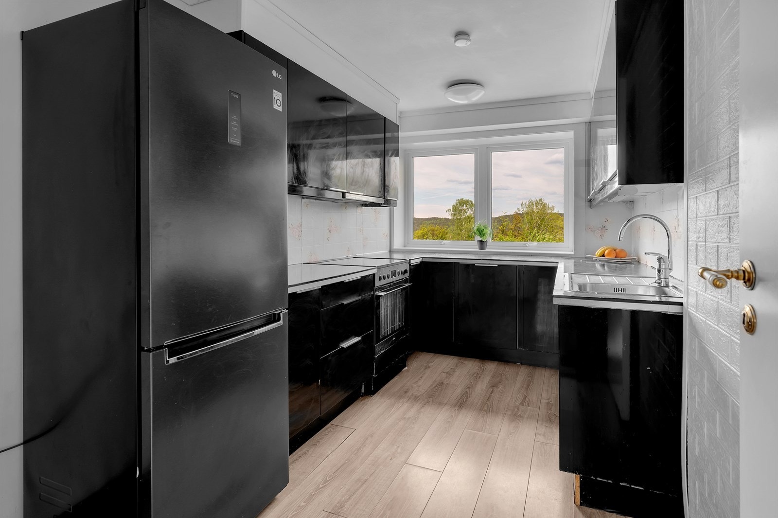 Kjøkken med god skap- og benkeplass Galleribilde