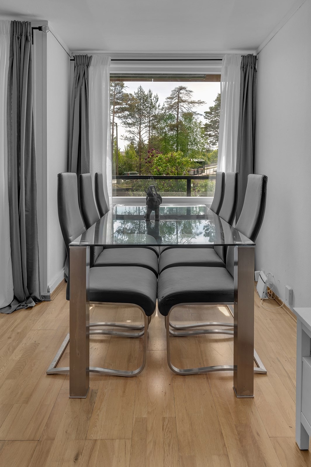 God plass til spisebord med tilhørende møblement Galleribilde