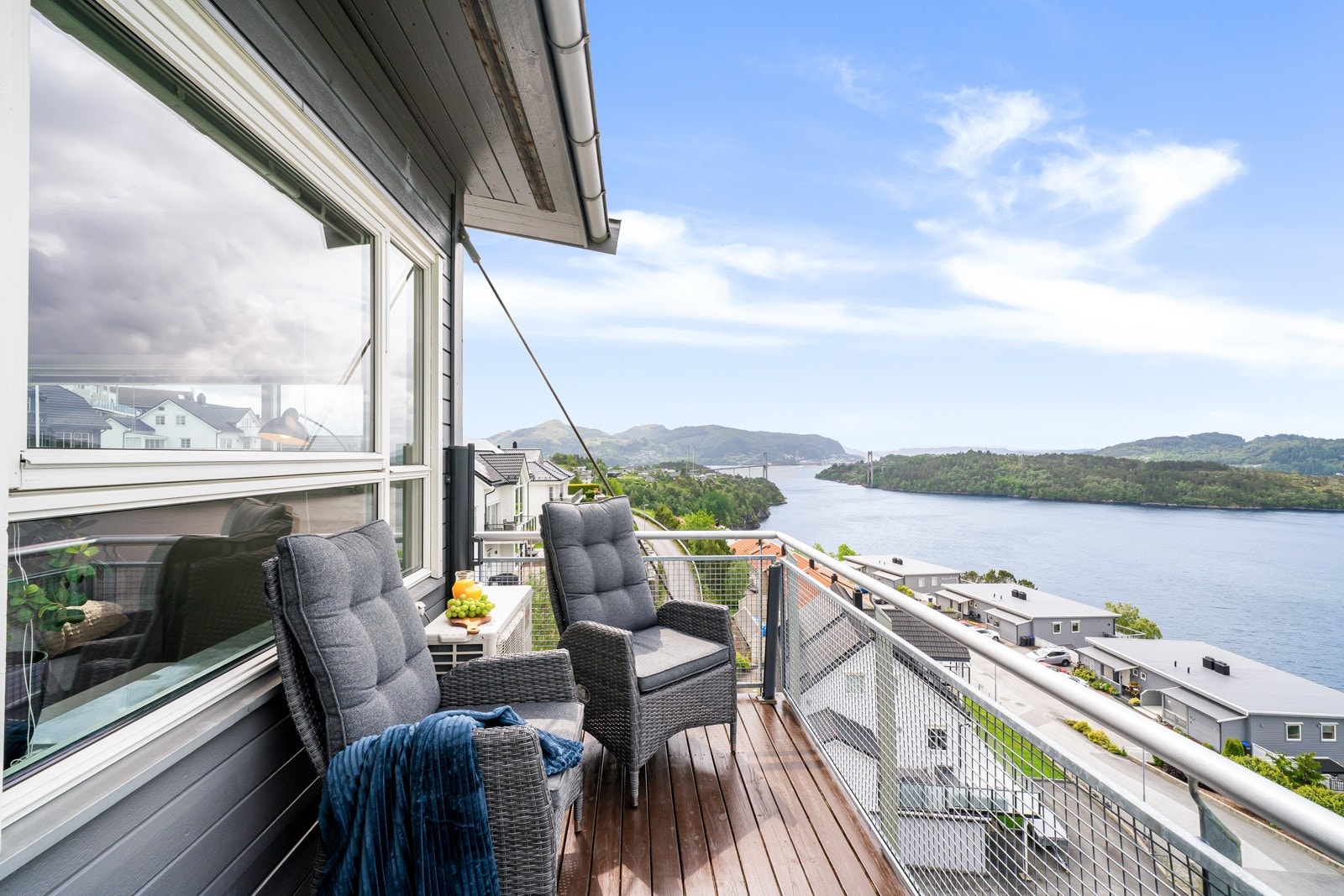Her kan sommeren virkelig nytes til det fulle! Vestvendt altan på 6,7 m² med panoramautsikt. Galleribilde