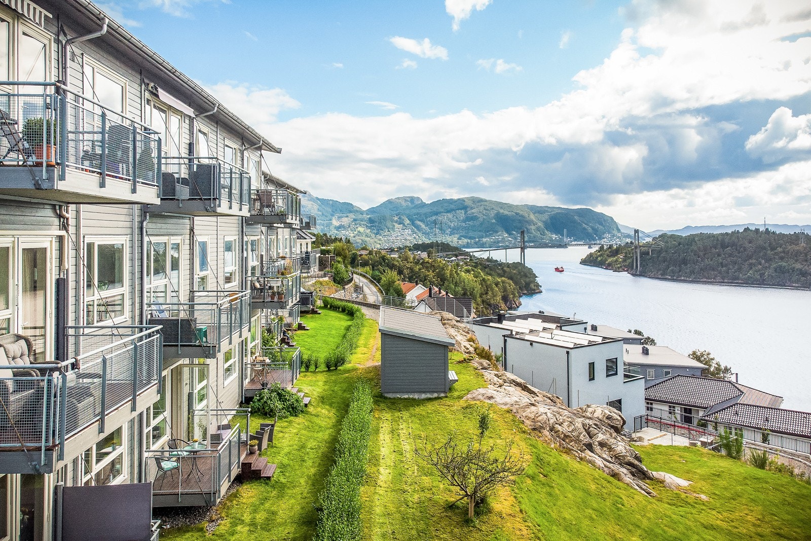 Her vil man trives! Leiligheten ligger fint til i et attraktivt, barnevennlig og populært boligområde i Knarvik. Velkommen til visning! Galleribilde