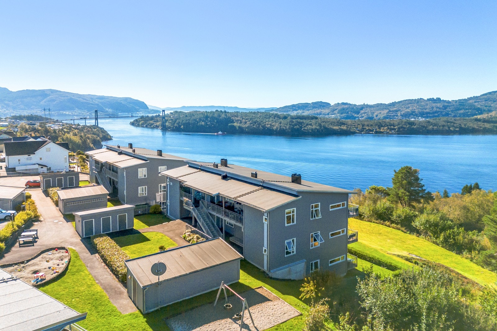 Juvikstølen Borettslag er er godt driftet borettslag med flotte uteområder. Galleribilde