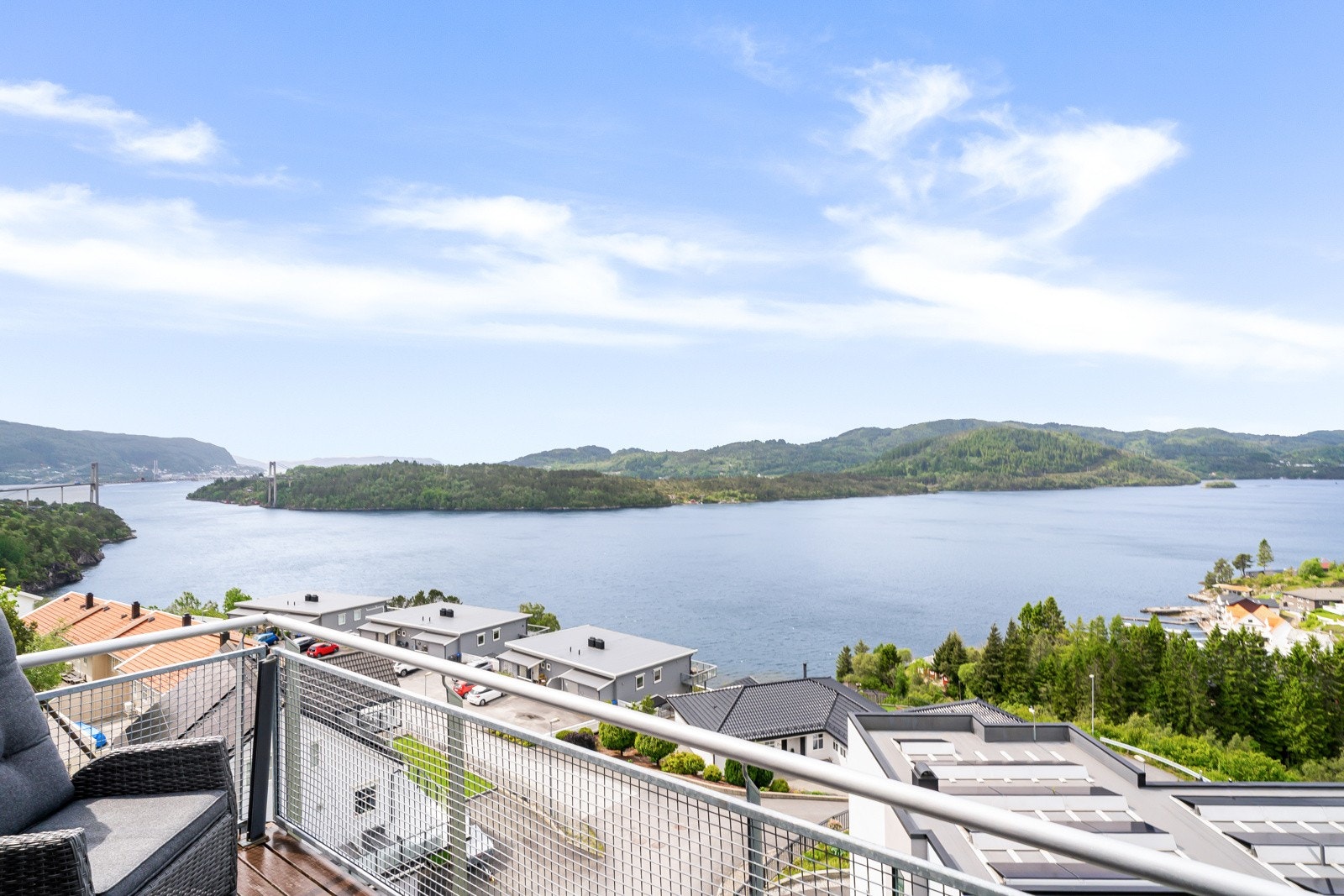 Fra leiligheten kan man nyte fantastisk utsikt over skipstrafikken i Kvernafjorden og landskapet rundt. Galleribilde