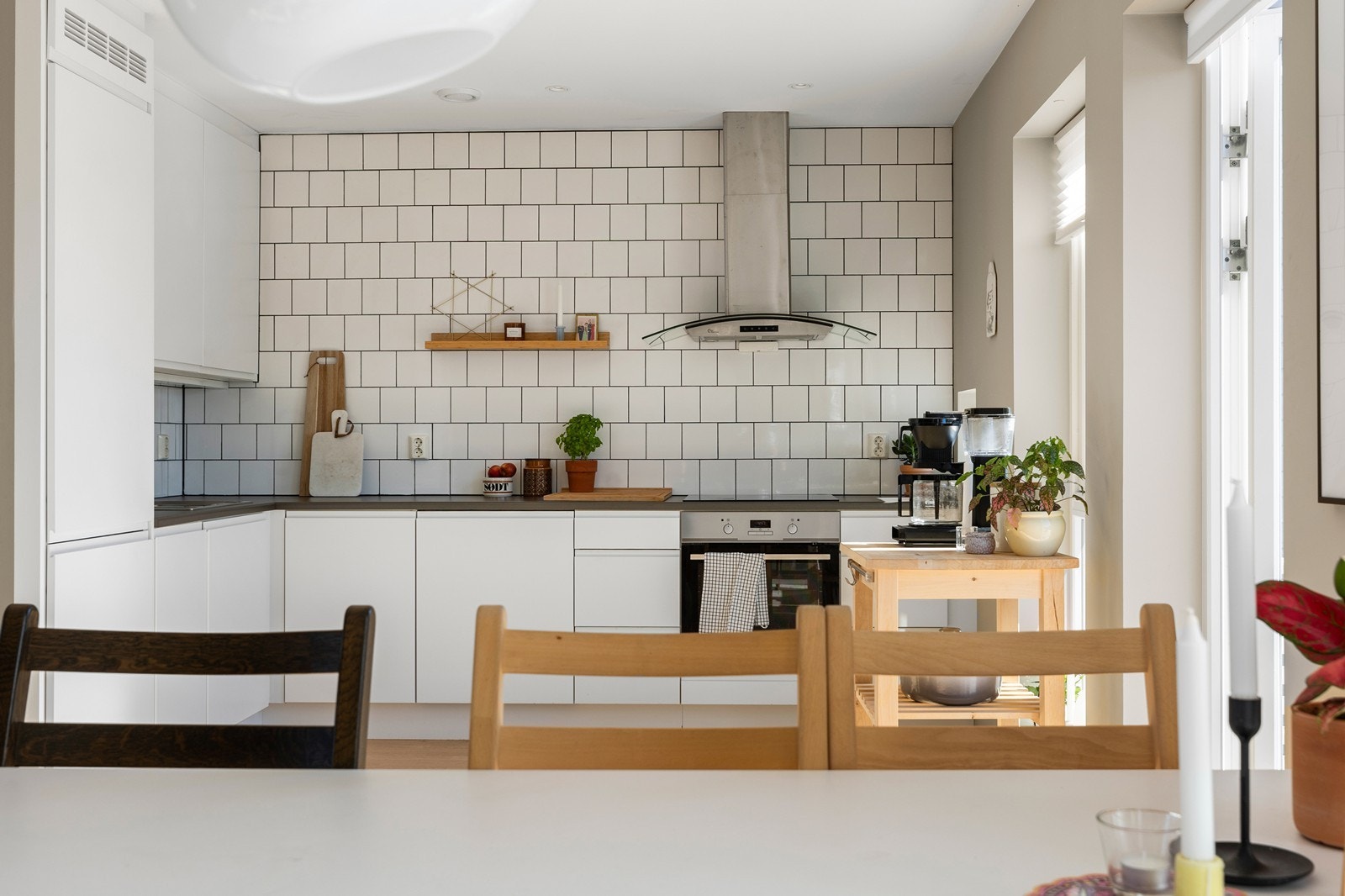 Moderne løsning med fliser på den ene veggen, uten overskap Galleribilde