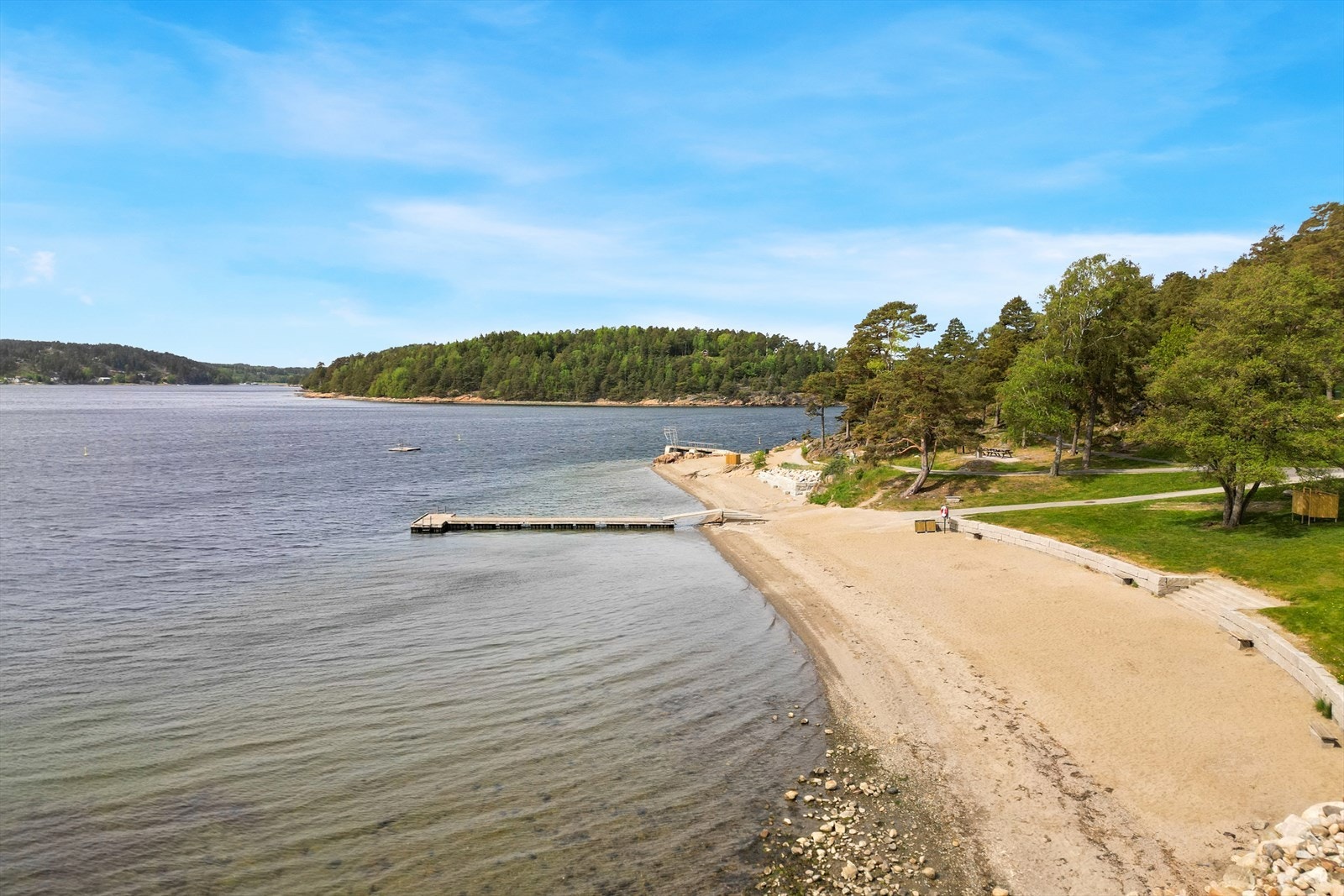 Høysand - en av Sarpsborgs mest populære badeplasser og et naturlig samlingspunkt på varme sommerdager. Området byr på en lun og barnevennlig sandstrand med finkornet sand, omgitt av store gressletter som egner seg perfekt til soling, lek og piknik. Galleribilde