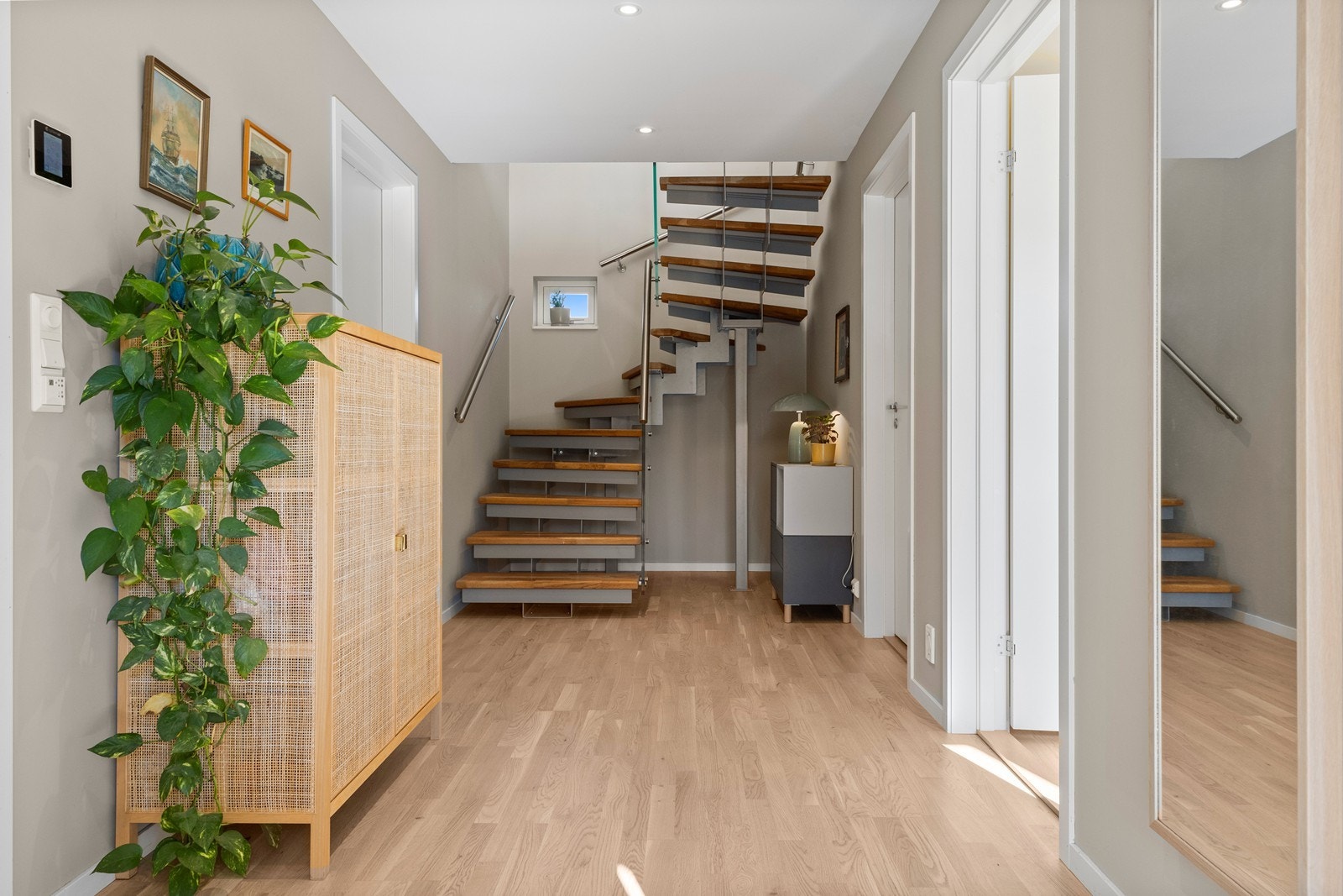 Velkommen inn! Her kommer du inn i en lys og trivelig gang i boligens 1 etasje. Galleribilde