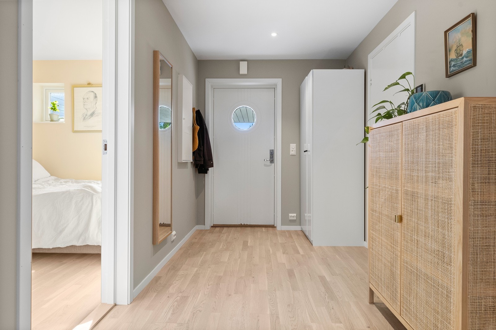 Planløsningen er praktisk og tilpasset en aktiv hverdag, med funksjonelle soner og god flyt mellom rommene. Galleribilde