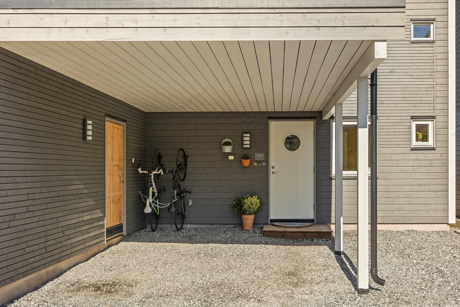 Utenfor boligen finner man en carport som gir beskyttet parkering, samt god plass til sykler og utstyr. Utvendig sportsbod med god lagringsplass. Galleribilde