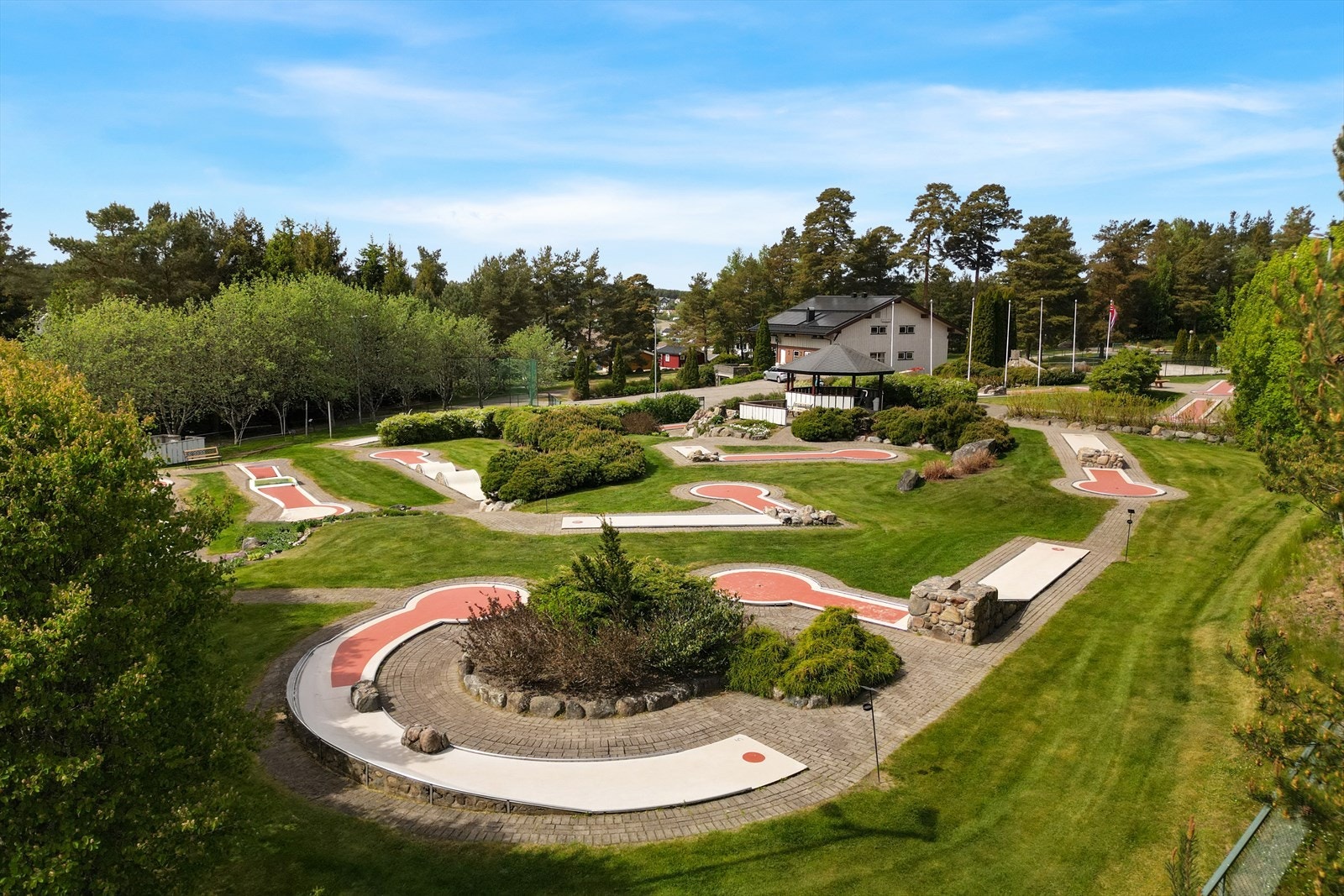 Området byr også på mini golfbaner og tennisbaner, flotte turstier og sykkelruter, perfekt for den aktive familien som ønsker å utforske naturen. Galleribilde