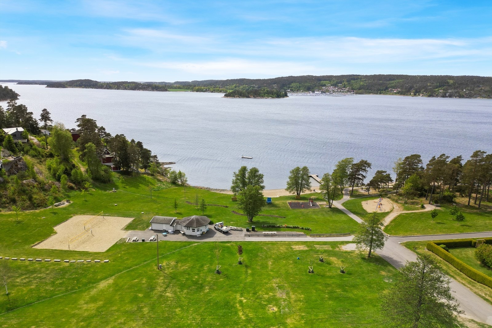 Den populære badestranden på Høysand er pent opparbeidet med sandstrand, hoppe tårn, offentlig toaletter, volleyballbane, kiosk og parkering. Galleribilde