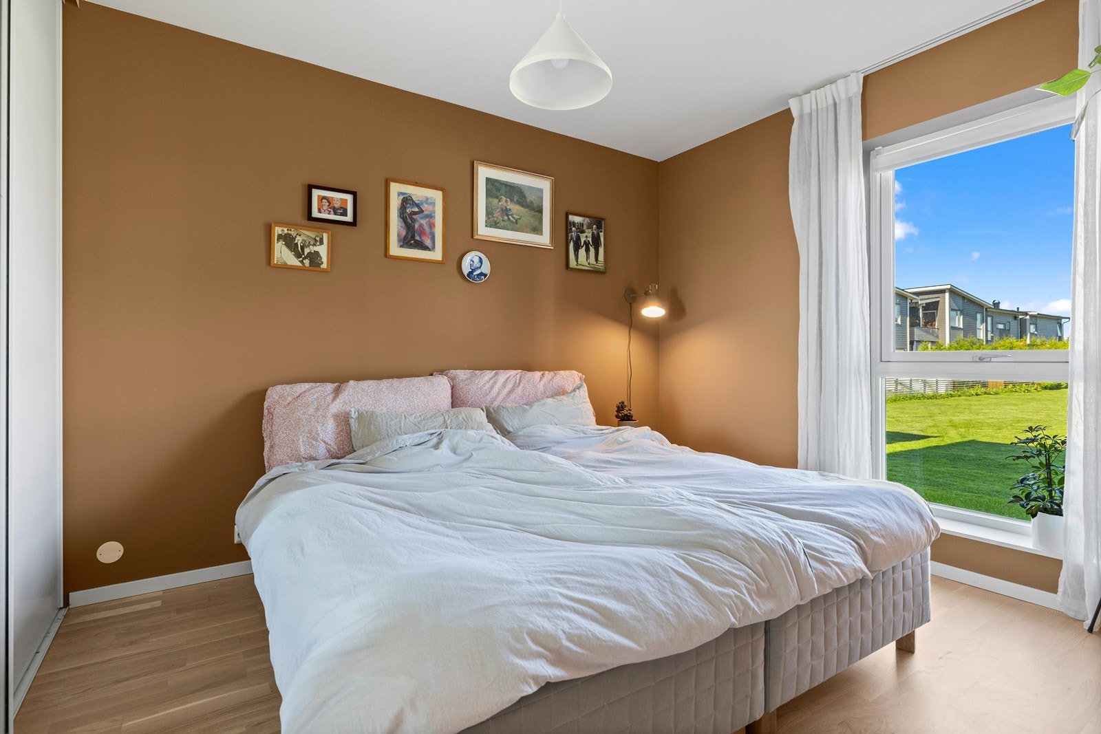 Boligen har tre romslige soverom, hvor hovedsoverommet er utstyrt med skyvedørsgarderobe som gir god oppbevaringsplass uten å ta opp unødvendig gulvflate. Galleribilde