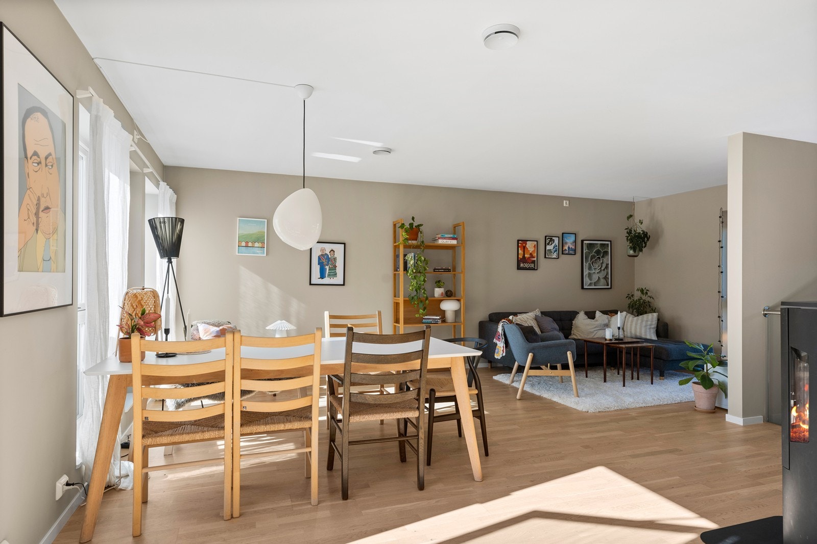 Slette, moderne overflater er gjennomgående for boligen. Galleribilde