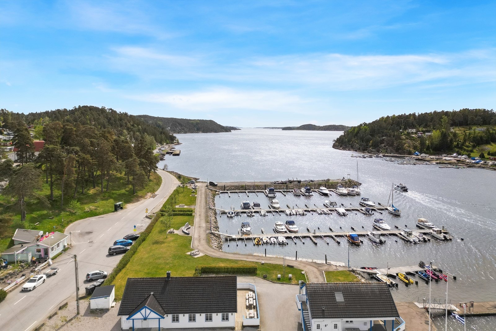 Høysand ligger i kort avstand fra eiendommen. På varme dager er dette et yndet sted for både store og små, med muligheter for bading, båtliv og avslapning i vakre omgivelser. Galleribilde