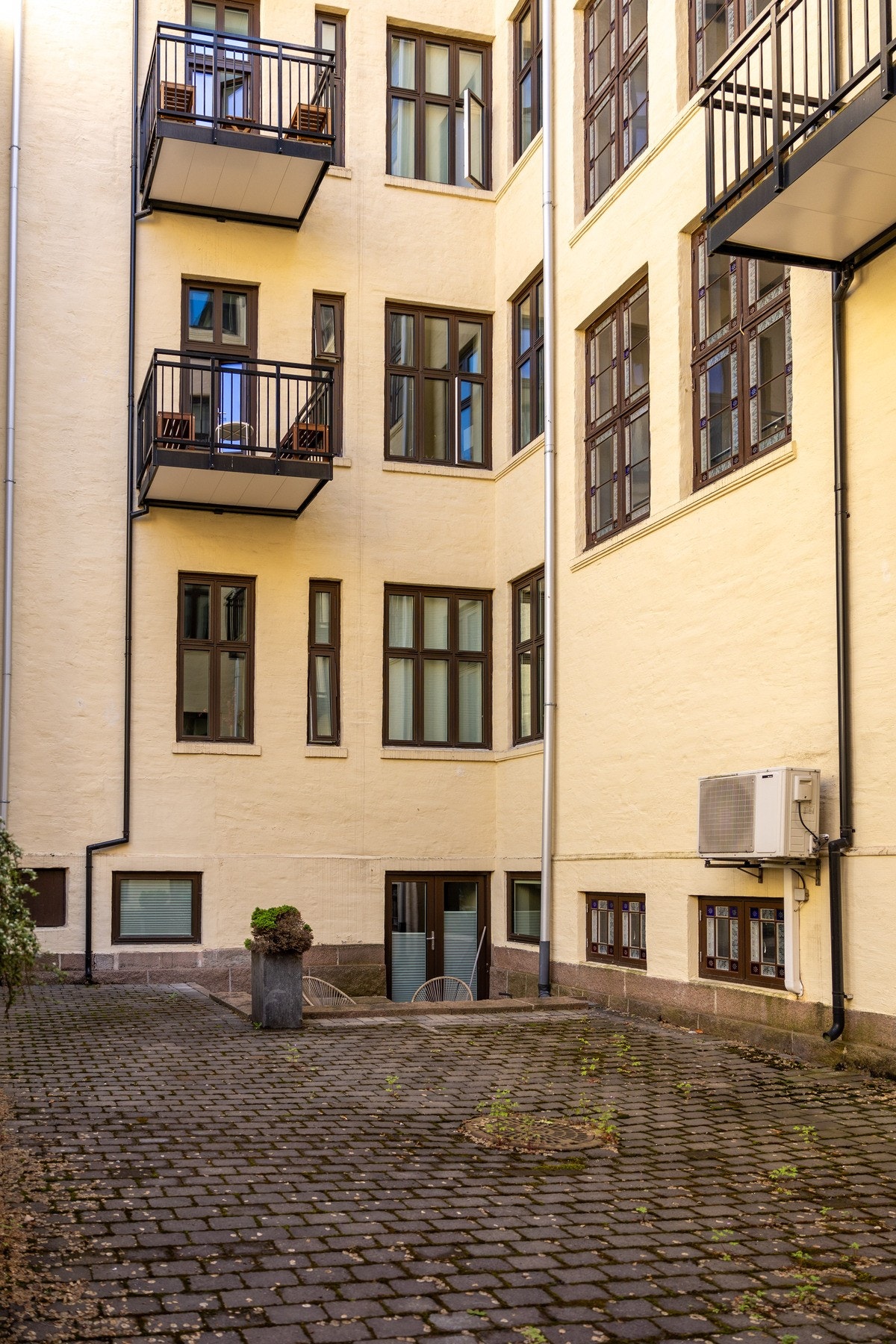 Felles lukket bakgård med sykkelparkering. Galleribilde