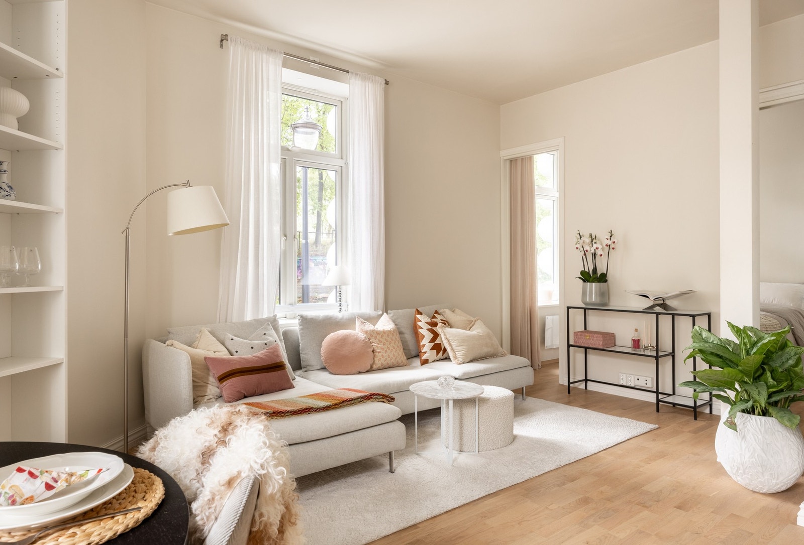 Delikat og lys 2-roms i en klassisk bygård med lite innsyn, store vindusflater og generøs takhøyde med flotte detaljer. Galleribilde
