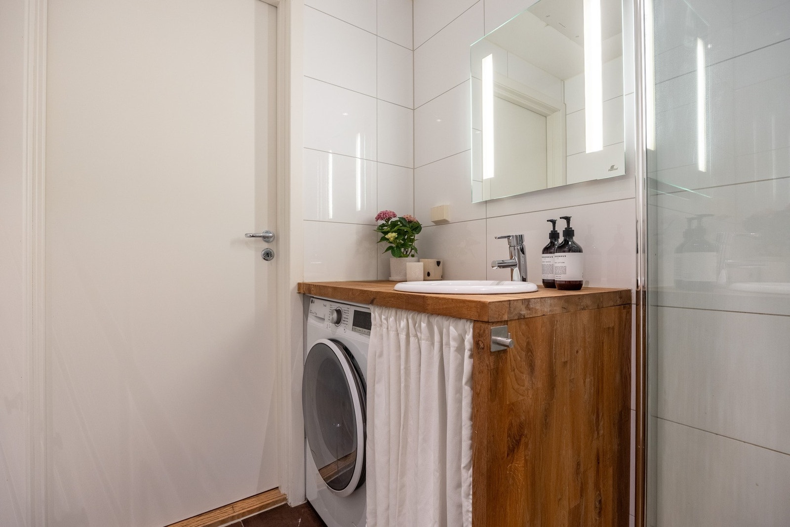 Badet har opplegg for oppvaskmaskin. Galleribilde