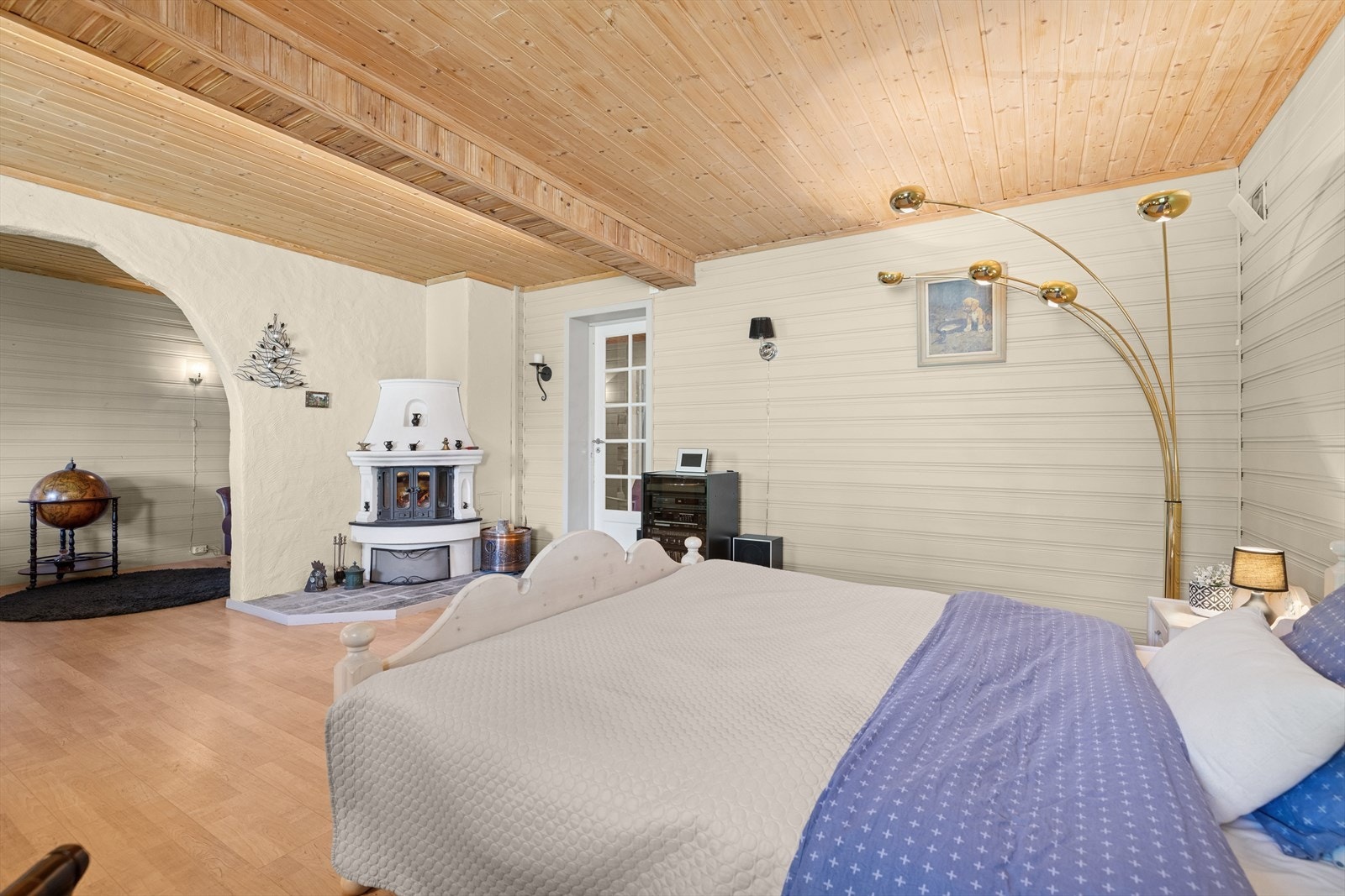 Kjellerstuen har egen peis for kalde vinterdager. Galleribilde