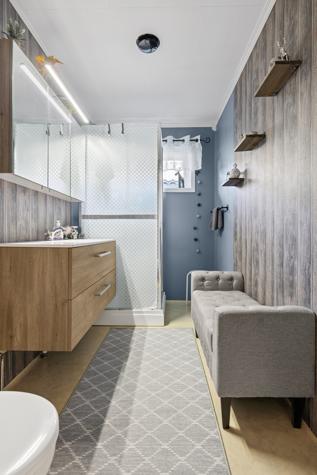 Badet er utsyrt med servant, toalett og dusjkabinett, rommet har også naturlig ventilasjon. Galleribilde