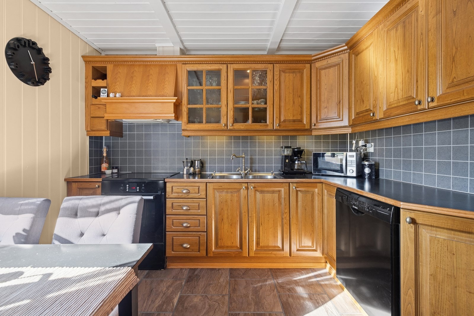 Løsningen er funksjonell med grei arbeidsplass, ventilator med avtrekk ut, og plass til et mindre spisebord. Galleribilde