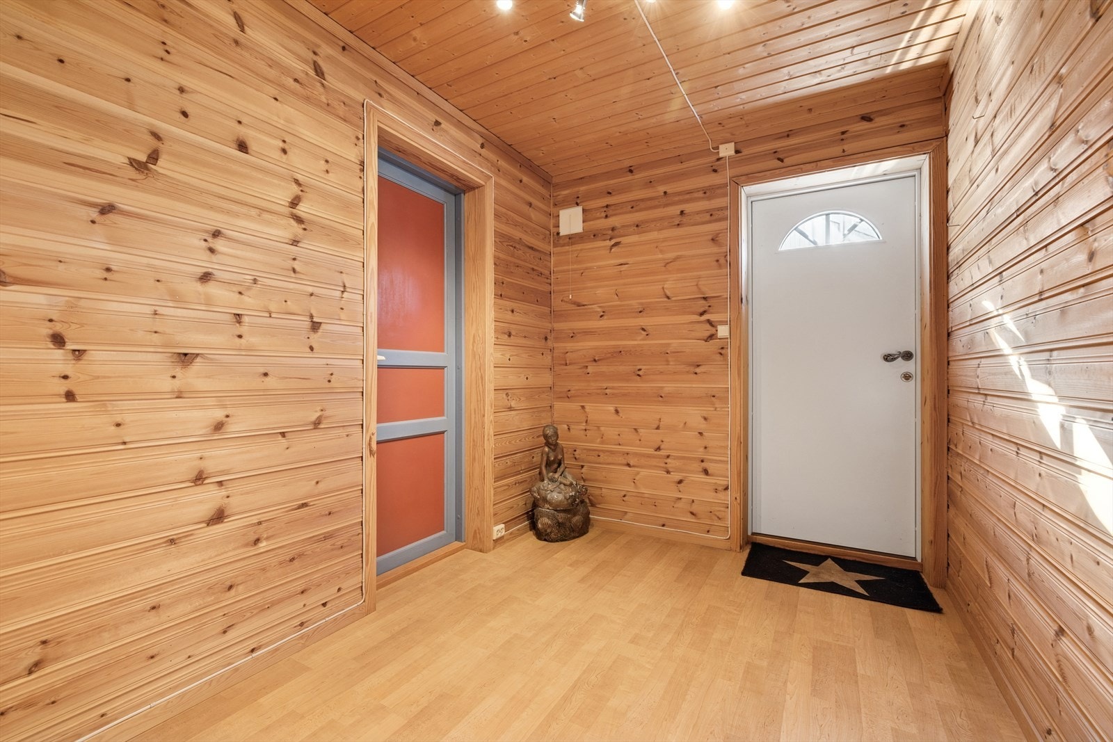 I underetasjen finner du en romslig og praktisk entré med god plass til sko og yttertøy, perfekt for en aktiv familie. Galleribilde