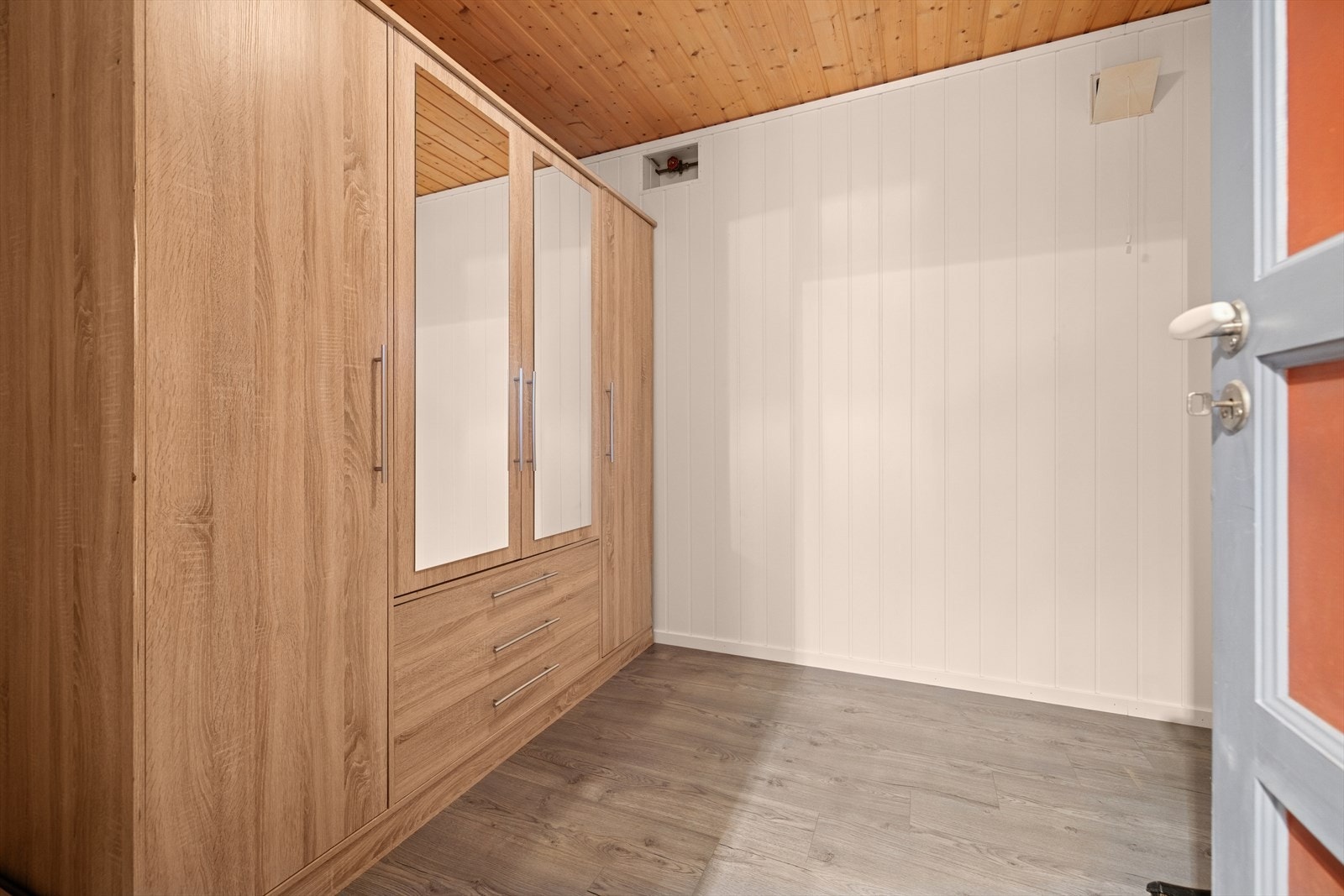 I underetasjen finner man to praktiske boder med god lagringsplass. Den ene boden ble oppgradert i 2025 med nye vegger, gulv, lister og garderobeløsning. Galleribilde