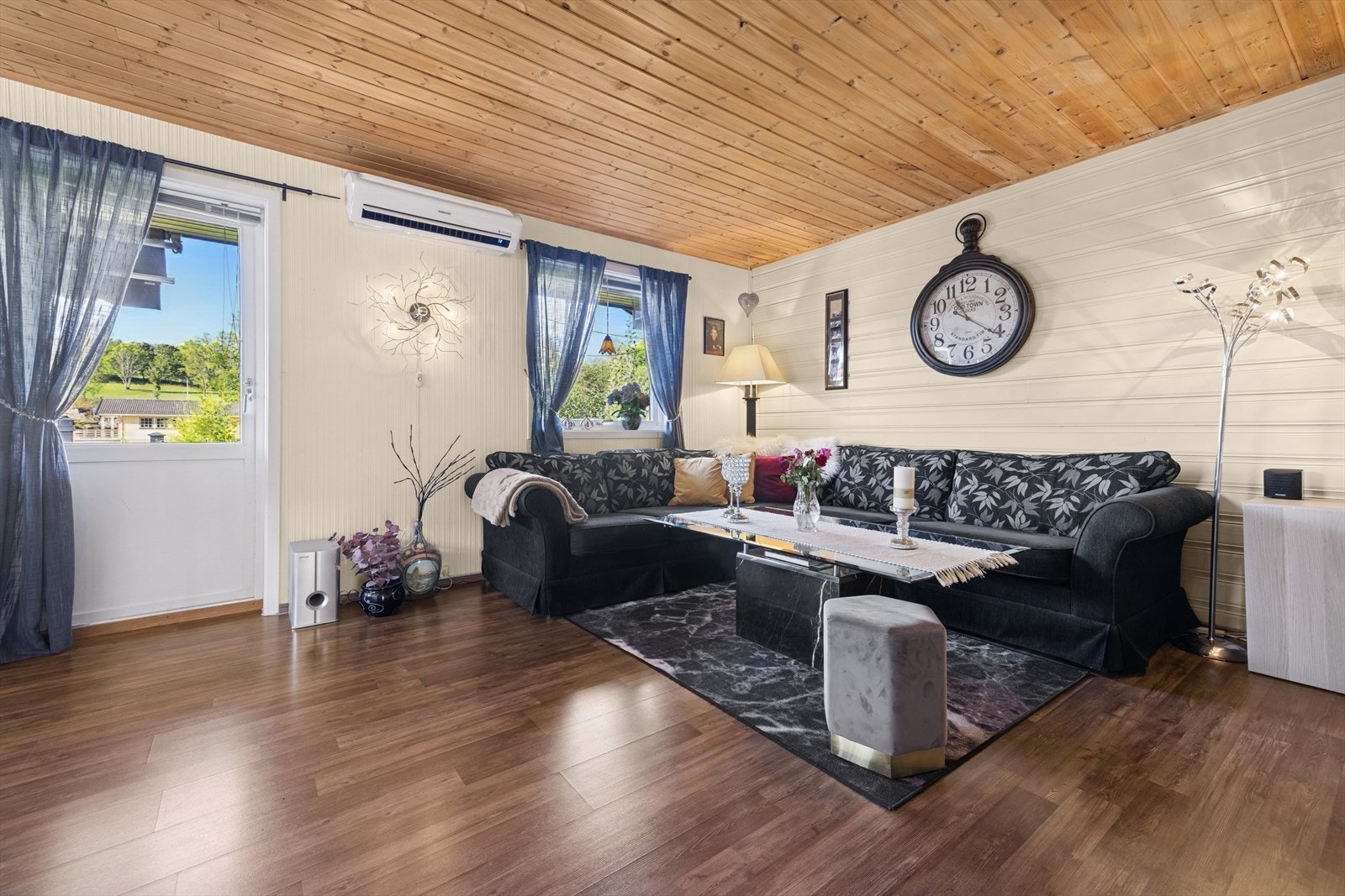 Herifra er det en egen utgang til terrasse, som gir en fin overgang mellom inne- og uterom. Galleribilde