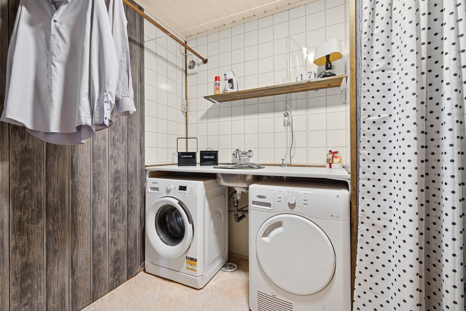 Vaskerommet i underetasjen har elektriske varmekabler, servant og opplegg for vaskemaskin. Galleribilde